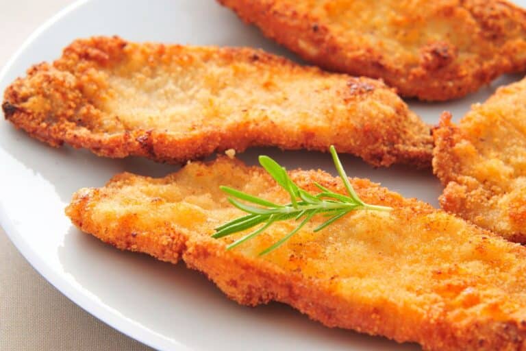 Filé de frango empanado crocante; confira receita maravilhosa sem glúten e sem fritura 1 Filé de frango empanado e assado