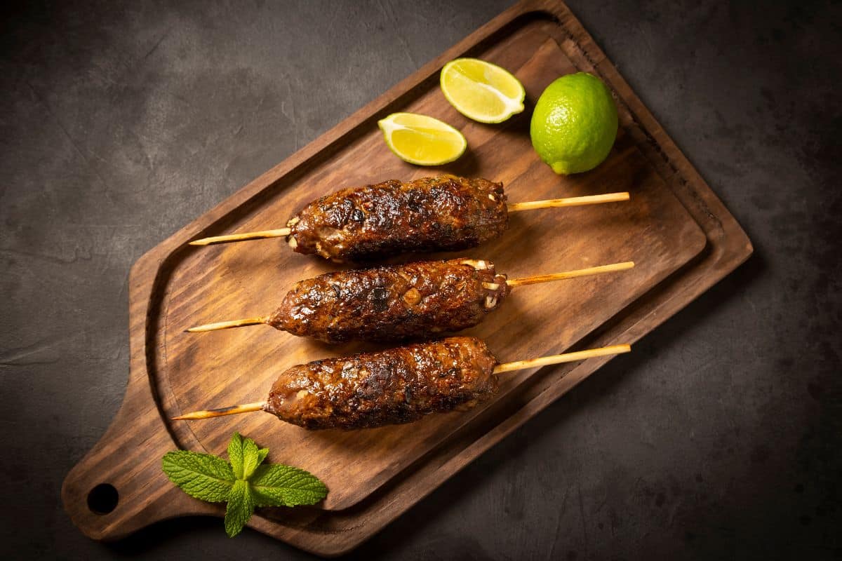 Kafta tradicional e super saudável: aprenda preparar essa delícia em passos simples 1 espetos de Kafta tradicional