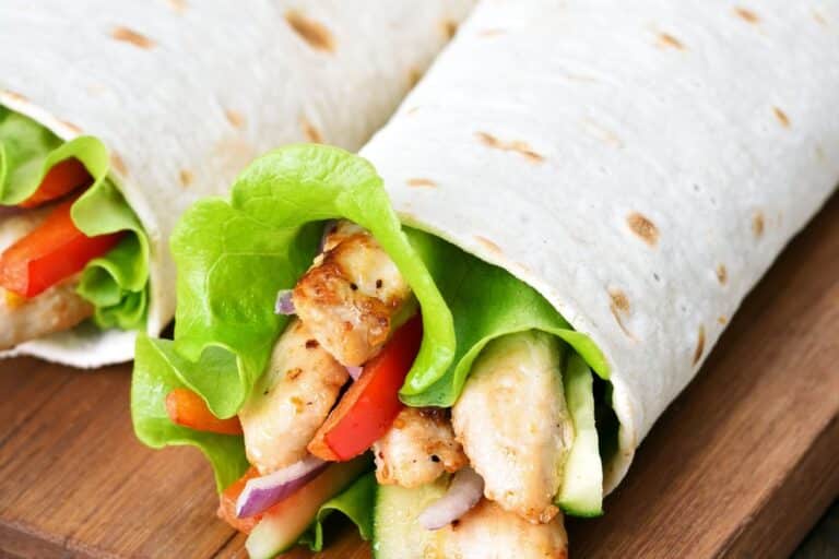 Faça massa de Wrap caseira e saudável em duas versões que vão te surpreender 1 sanduíche com Massa de Wrap caseira