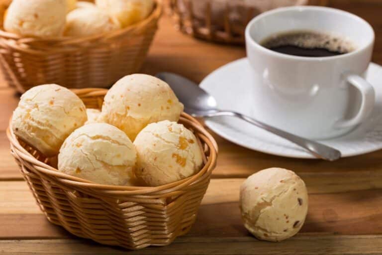 Pão de queijo com tapioca; não adie o prazer de comer essa delícia super saudável 7 Pão de queijo com tapioca com café