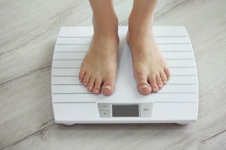 Por que acordamos com menos peso? Conheça a explicação para esse fenômeno 6 pesar na balança quando acordamos com menos peso