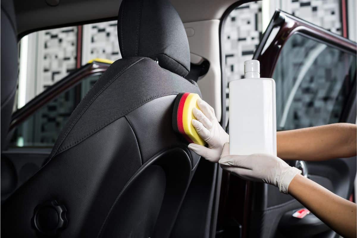 Como higienizar os bancos do carro corretamente? Aprenda fazer de maneira fácil 1 limpar bancos do carro