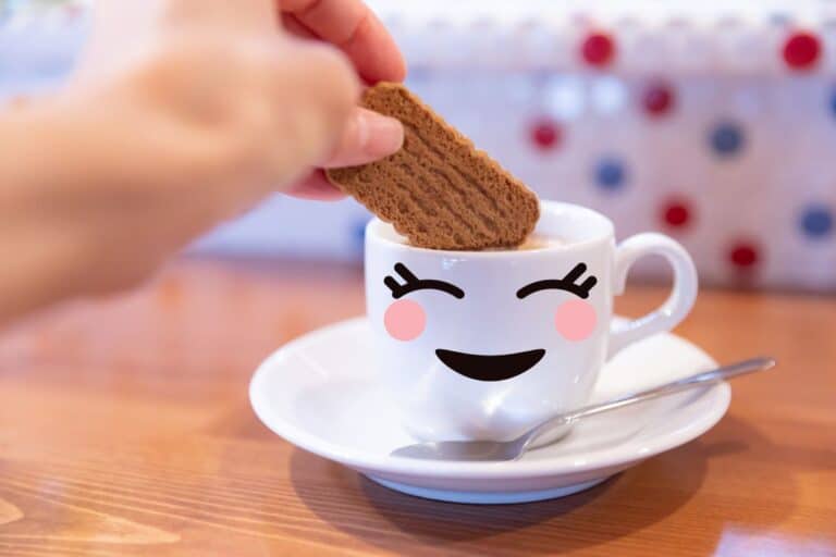 Bolachinha caseira saudável e sem glúten para acompanhar o seu café fresquinho 2 comendo bolachinha caseira saudável