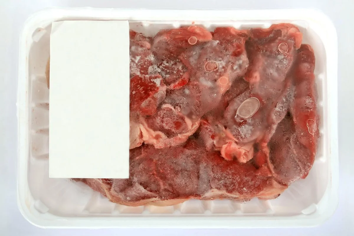 Carne descongelada fora da geladeira
