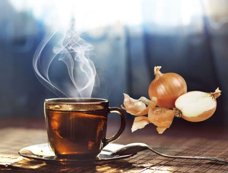 Chá de casca de cebola combate a gripe e envelhecimento precoce; conheça outros benefícios 3 Chá feito com a casca de cebola