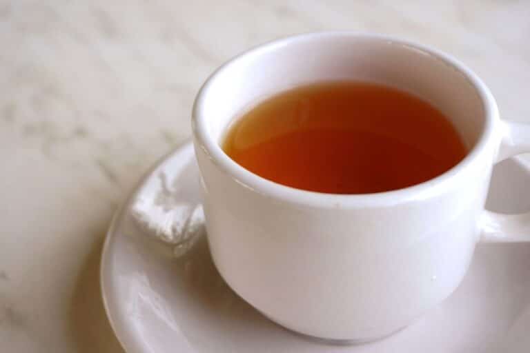 Chá de sene: conheça os benefícios e fique alerta aos efeitos colaterais 2 chá de sene na xícara