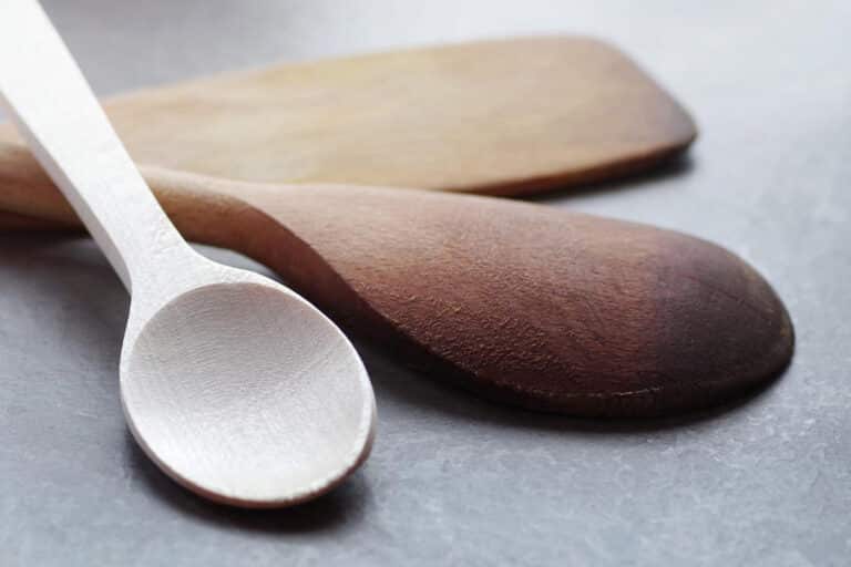 Perigos da colher de pau na cozinha; saiba como higienizar corretamente