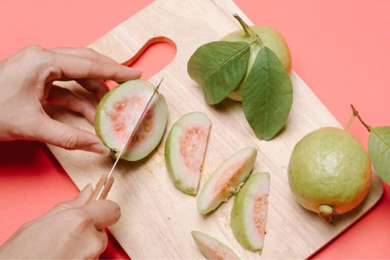 comer goiaba em pedaços