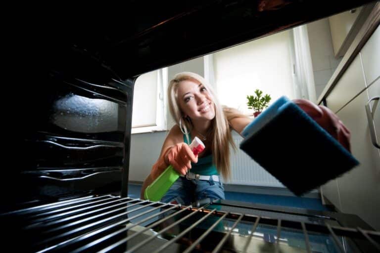 Conheça 03 produtos seguros e eficientes para limpar o forno sem esforço 1 limpar o forno com produtos caseiros