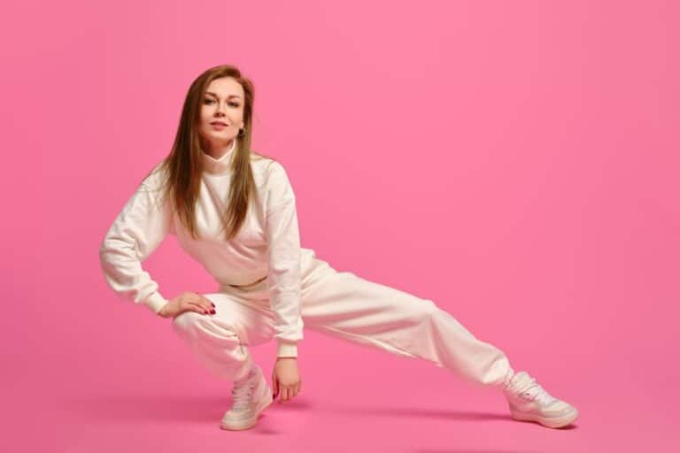 Look de trabalho com tênis confortável sem perder a elegância 3 modelo com look de trabalho com tênis