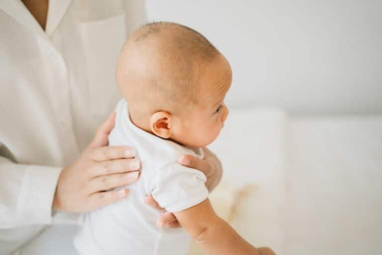 O que causa soluço? Confira a lista e quando é sinal de problema mais grave 7 o que causa soluço em bebê