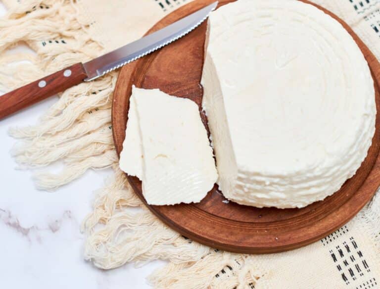 Dá para fazer queijo com kefir? Saiba dos benefícios desse ingrediente saudável 6 Queijo feito com kefir.