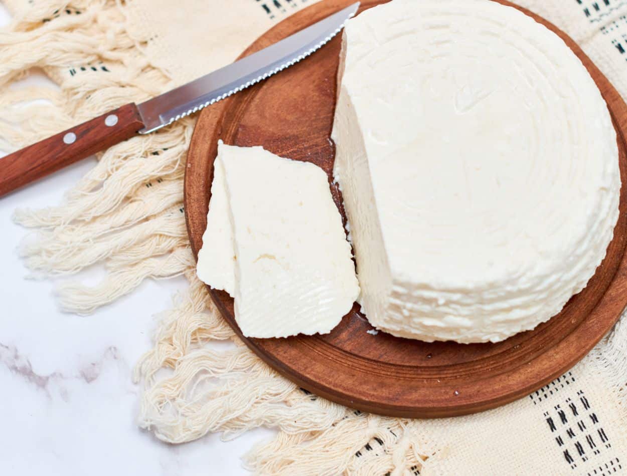 Dá para fazer queijo com kefir? Saiba dos benefícios desse ingrediente saudável 1 Queijo feito com kefir.
