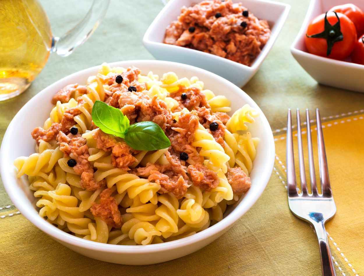 Atum enlatado: 03 receitas práticas para comer sem culpa 2 Receitas com atum enlatado e macarrão