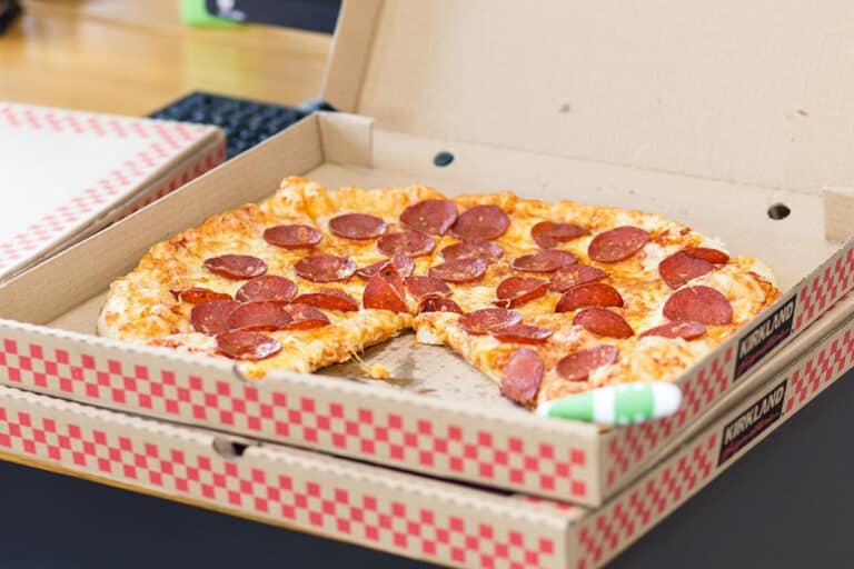 Sobras de pizza na caixa