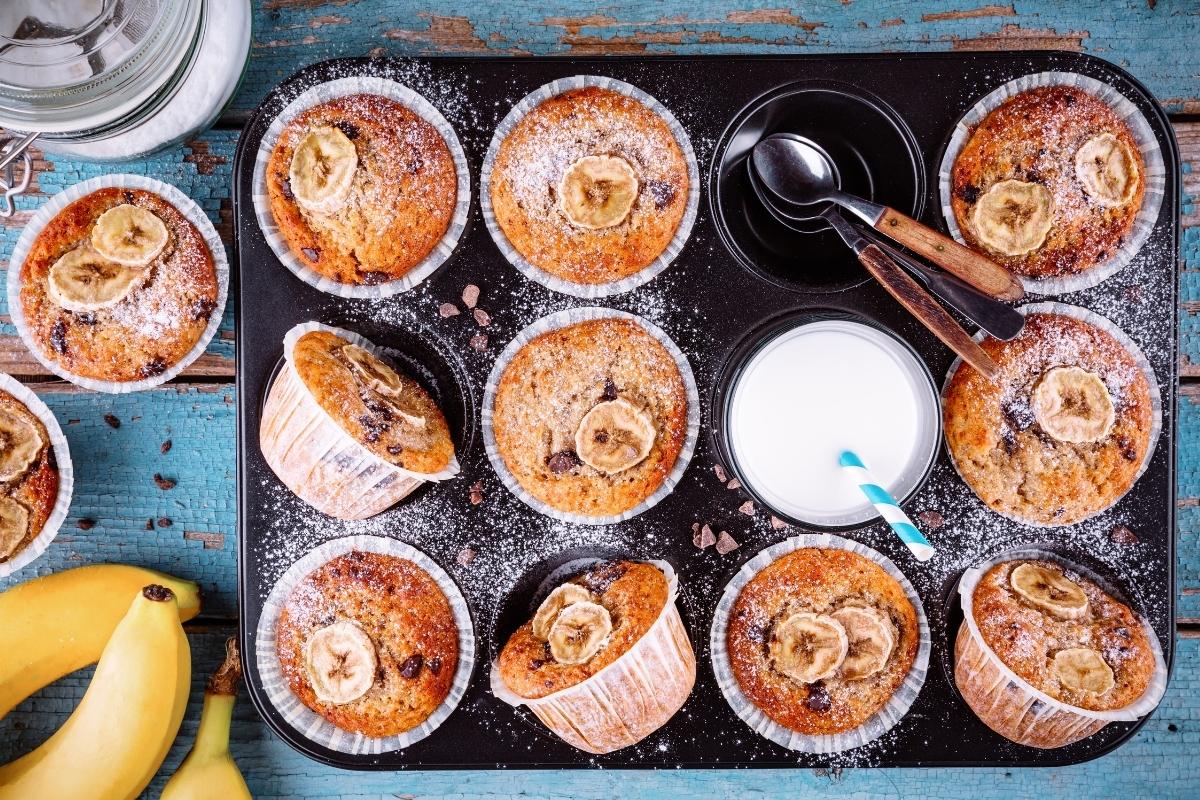 Muffin de banana com chocolate: aprenda a fazer um bolinho macio e saboroso perfeito para o lanche