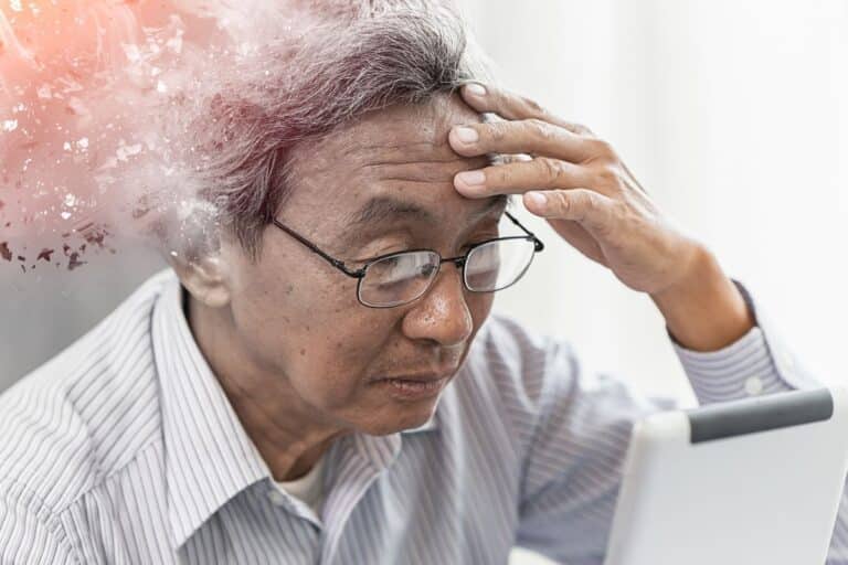 Primeiros sinais de Alzheimer? Veja 07 sintomas que requerem atenção 1 Quais são os primeiros sinais de Alzheimer