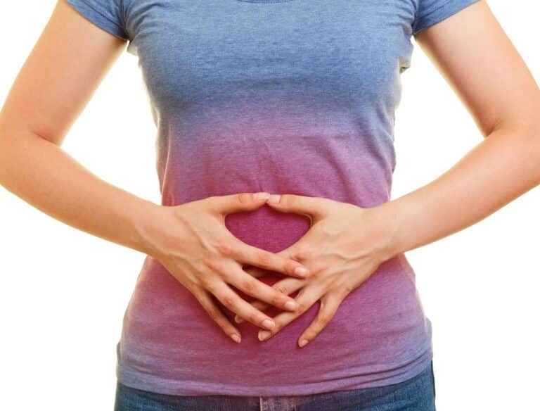 Problemas com gases? Veja 12 alimentos que pioram a situação 5 Pessoa sofrendo com gases