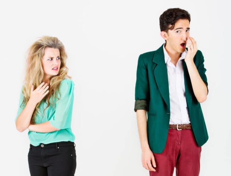 Rapaz com mau hálito.