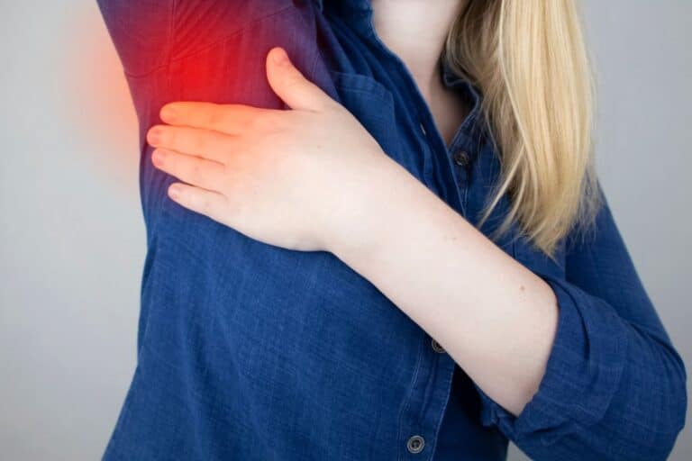 Caroço dolorido nas axilas, o que pode ser? Entenda os motivos de surgimento do nódulo 6 apalpar caroço dolorido nas axilas