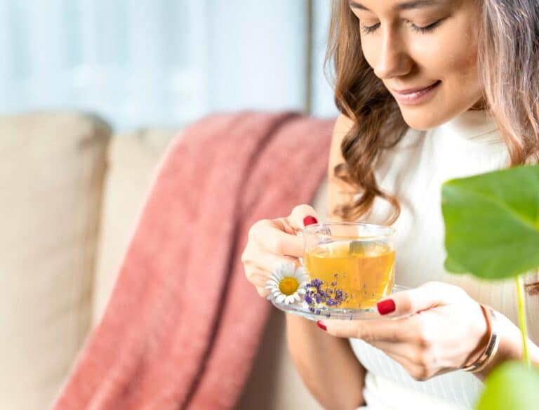 Chás caseiros para aliviar cólicas menstruais: conheça 03 opções que são pá pum! 7 Chá caseiro de camomila e lavanda