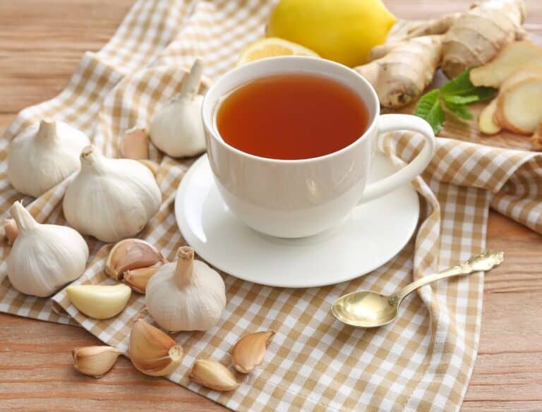 Aprenda 03 chás caseiros para aliviar sintomas da gripe com muito sabor 4 Chás caseiros de alho e limão
