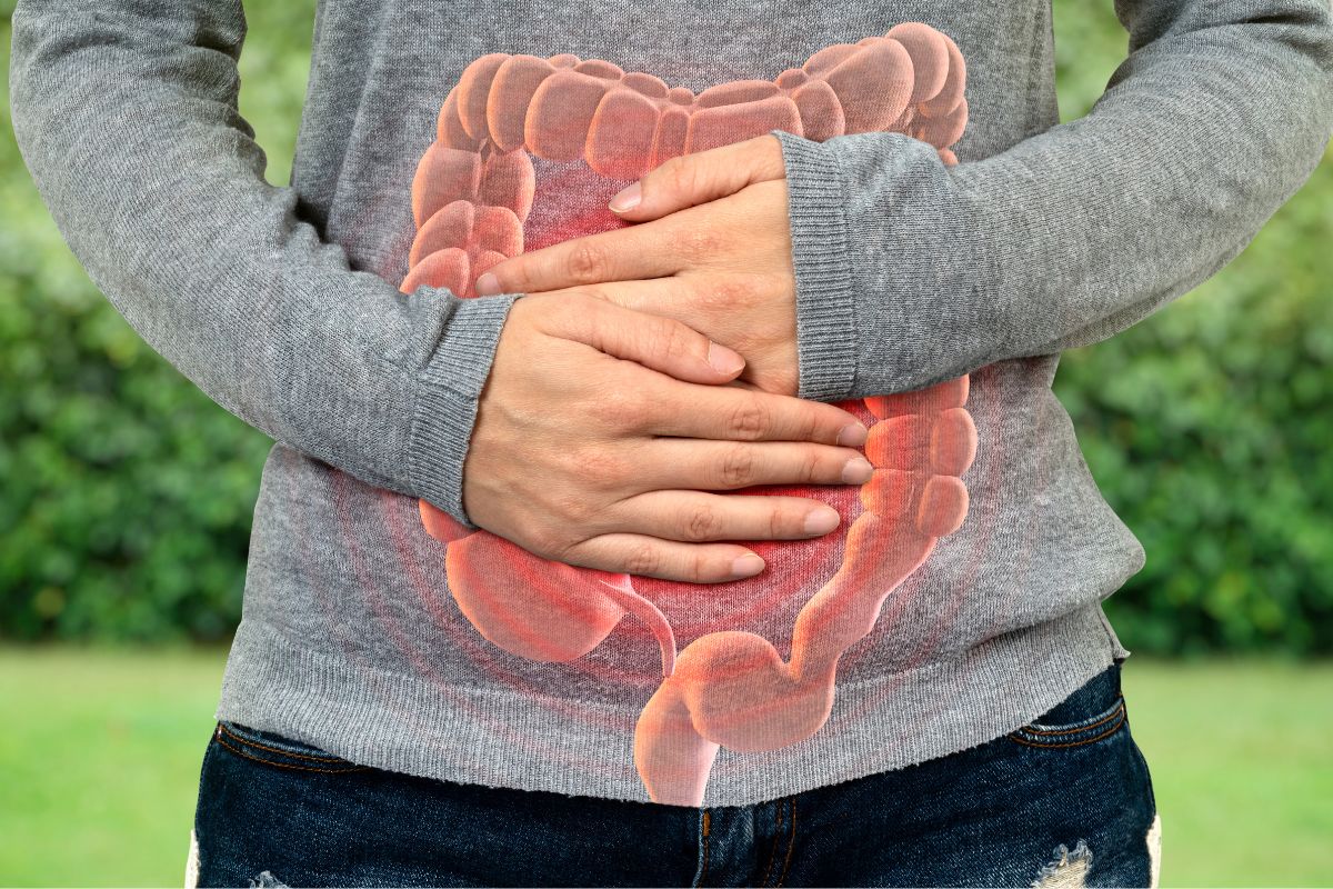 Como aliviar cólica intestinal com soluções caseiras? Saiba o que funciona e use sem erro 2 massagem para aliviar cólica intestinal