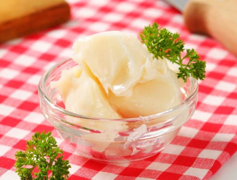 banha de porco em um pote