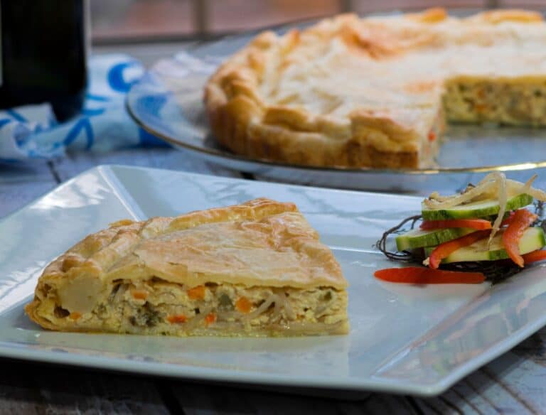 Empada Vegetariana para ninguém colocar defeito; veja que receita deliciosa! 1 Empada Vegetariana douradinha.