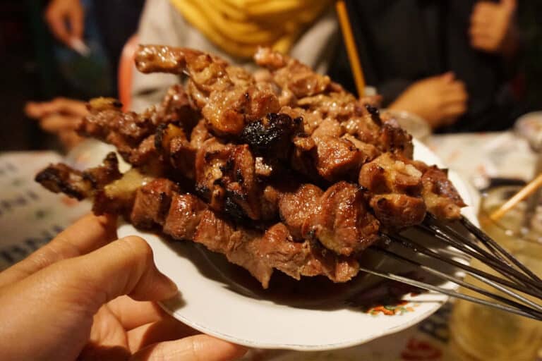 Como armazenar o espetinho de carne com segurança até o consumo? 2 armazenar o espetinho de carne