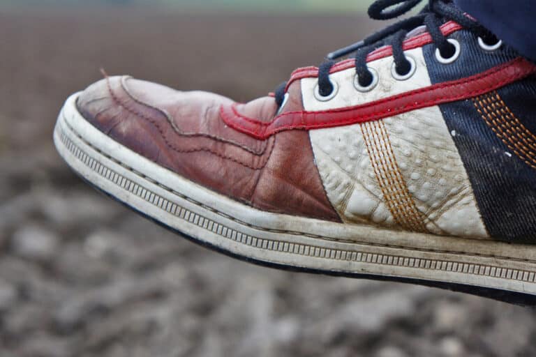 Como fazer para higienizar os sapatos ao chegar da rua?