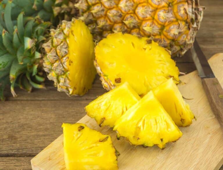 Abacaxi fresco partido.