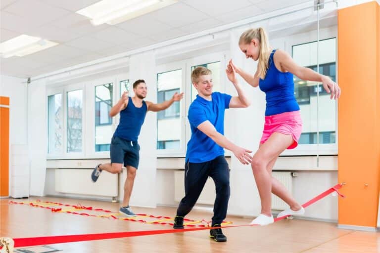 Você sabe o que é Slackline? Aprenda como iniciar essa prática de atividade física divertida 7 aprender slackline na academia