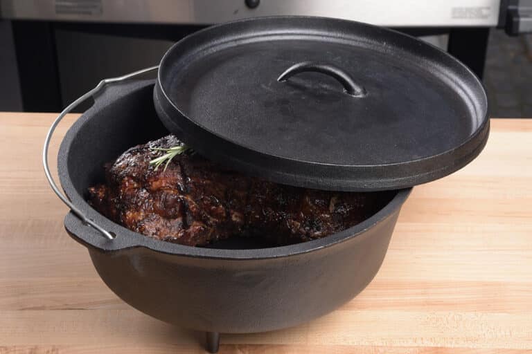 panela de ferro cheia de comida