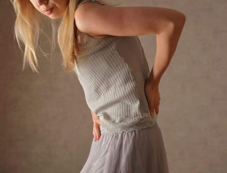 Mulher com dor nos rins