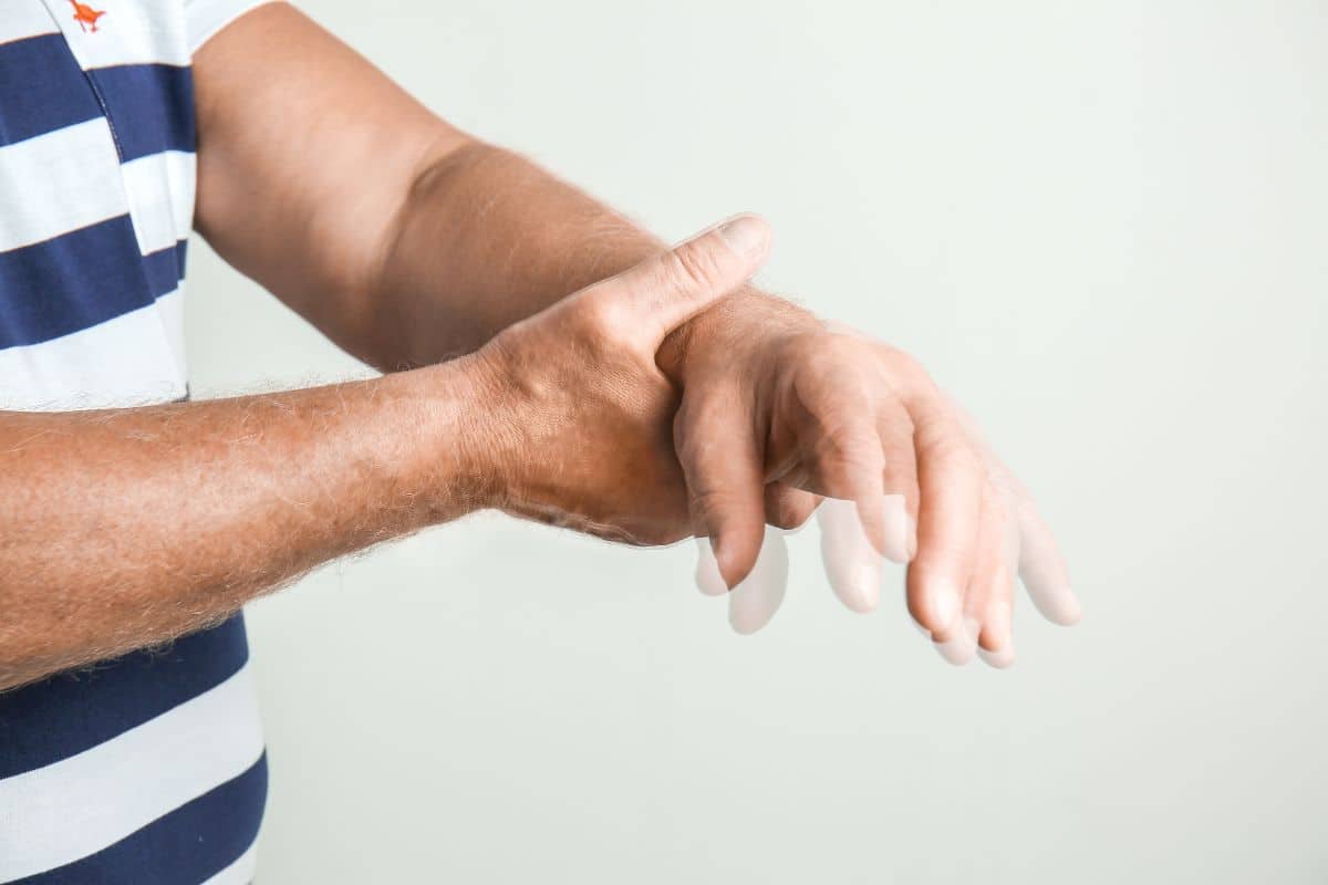 tremor nas mãos primeiros sinais de Parkinson