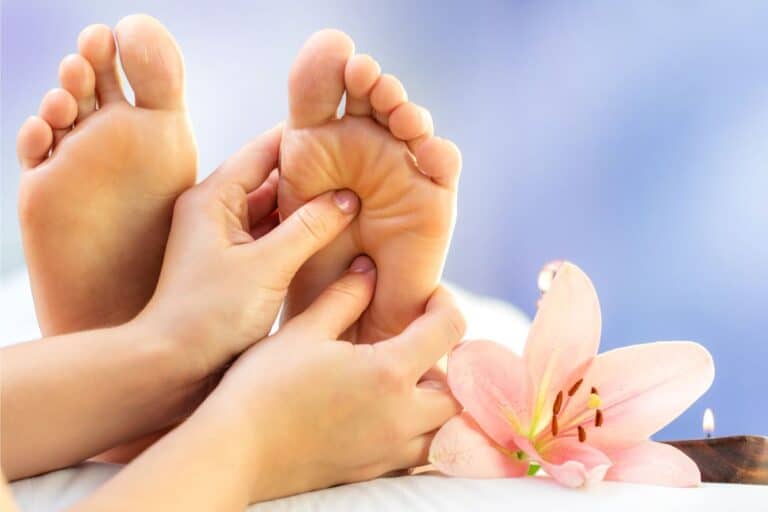 Reflexologia Podal: para que serve? Veja 7 benefícios para seu bem-estar 1 massagem nos pés com reflexologia podal