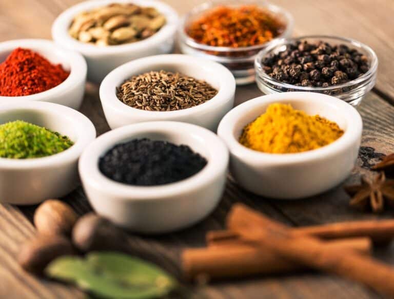 Conheça 10 ervas e especiarias que te ajudam a emagrecer e dão mais sabor aos alimentos 1 Ervas e especiarias variados