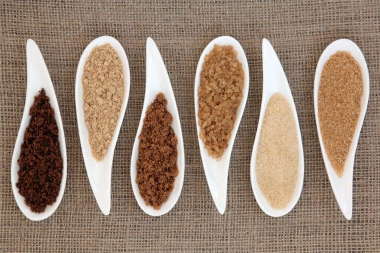 7 tipos de açúcar: saiba quais são as melhores e piores opções para sua alimentação 3 tipos de açúcar na colher