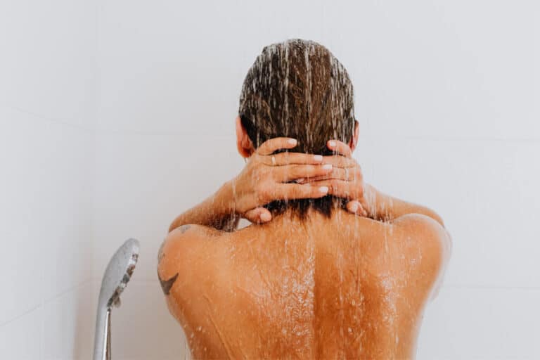 É melhor tomar banho quente ou frio? O que é mais saudável? Veja a comparação 5 tomar banho de chuveiro