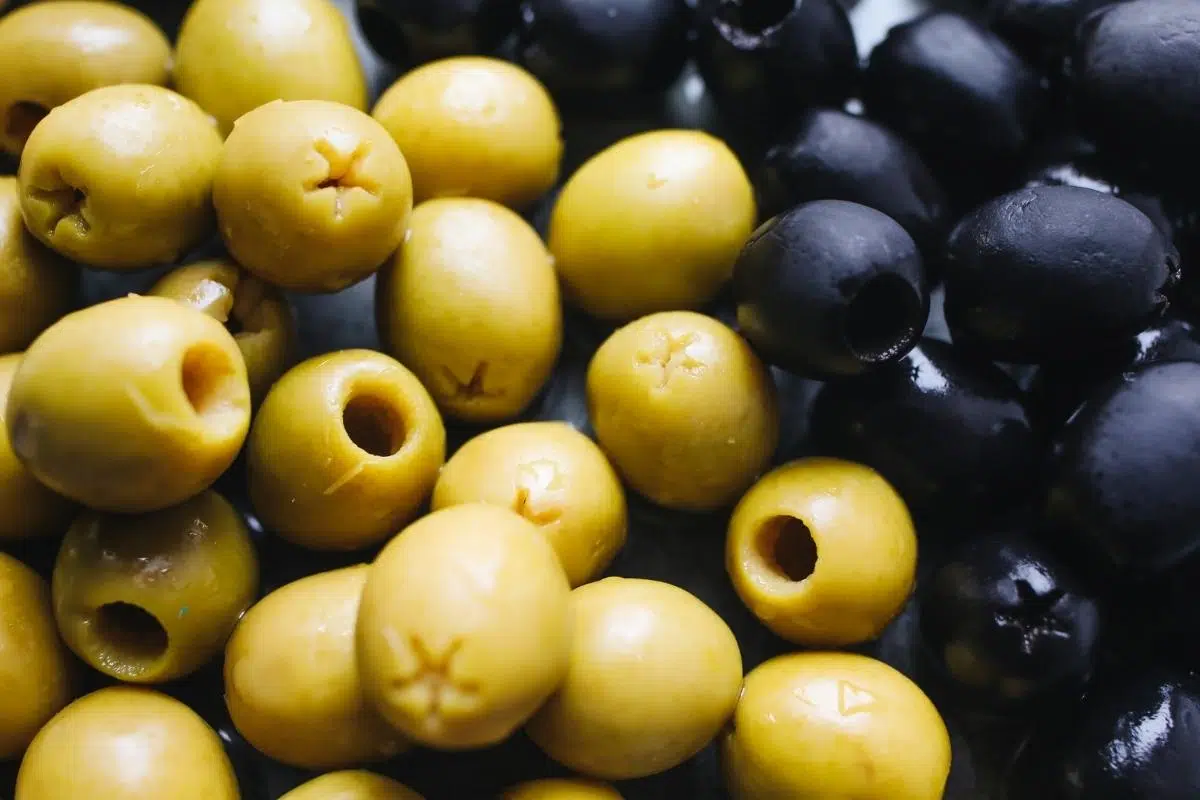 Azeitona é low carb? Descubra mais características e benefícios do fruto da oliveira