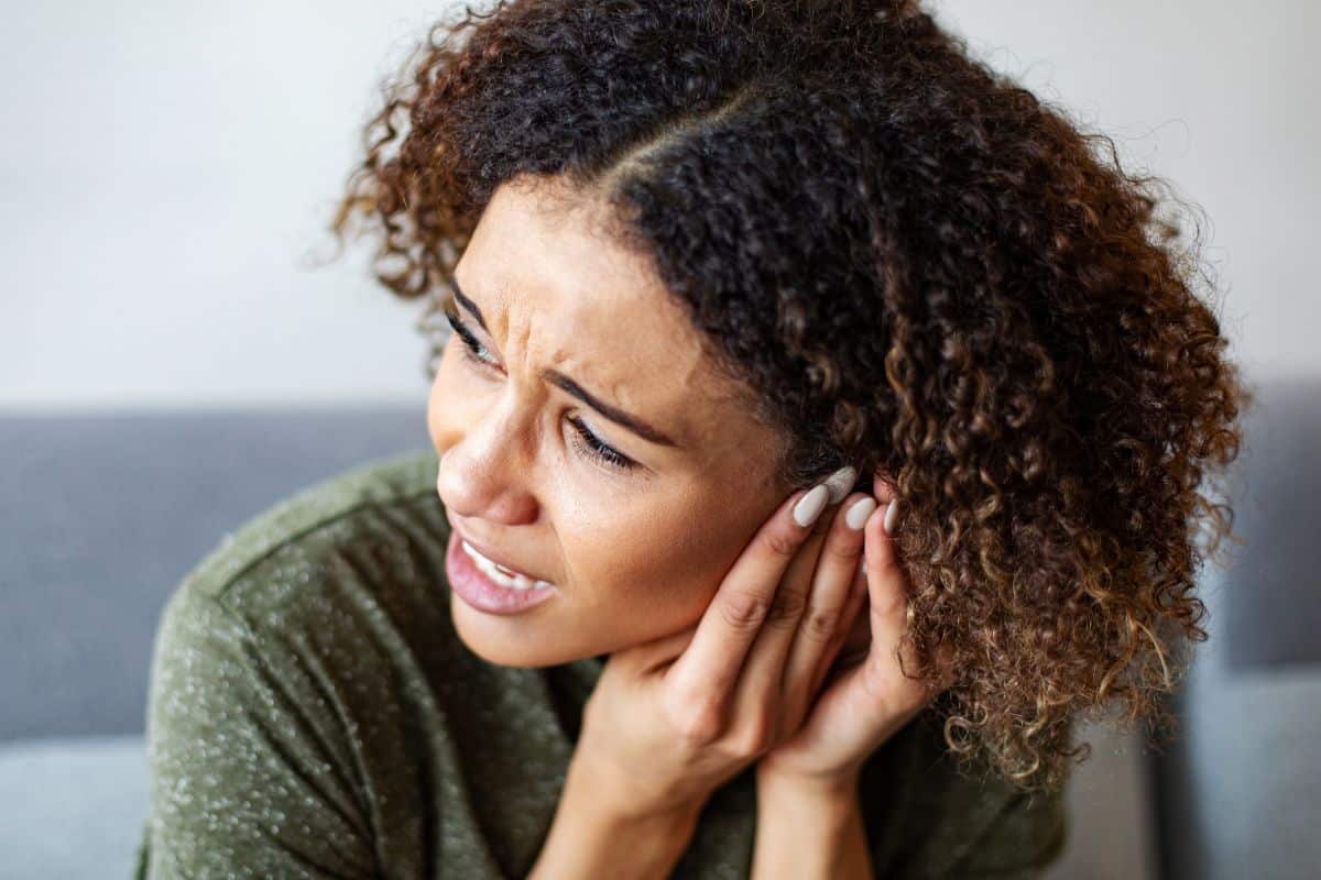 Saiba o que causa zumbido no ouvido: quando ele é preocupante? Confira! 2 O que causa zumbido no ouvido