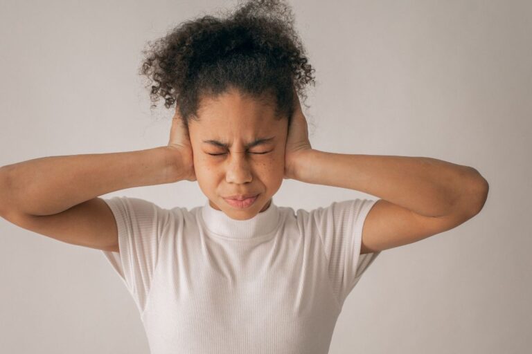 Saiba o que causa zumbido no ouvido: quando ele é preocupante? Confira! 3 O que causa zumbido nos ouvidos?