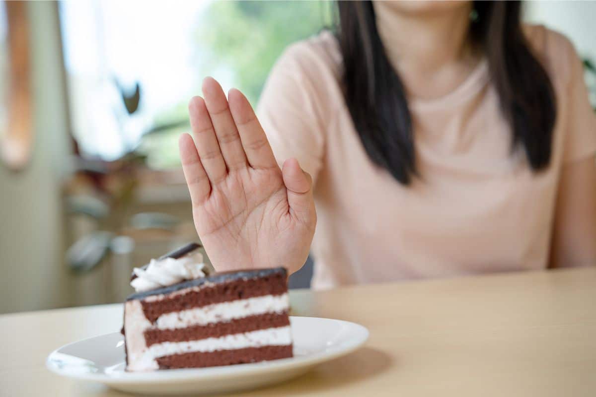 Conheça 10 alimentos que pioram enxaqueca: evite-os a qualquer custo! 1 chocolates são alimentos que pioram enxaqueca