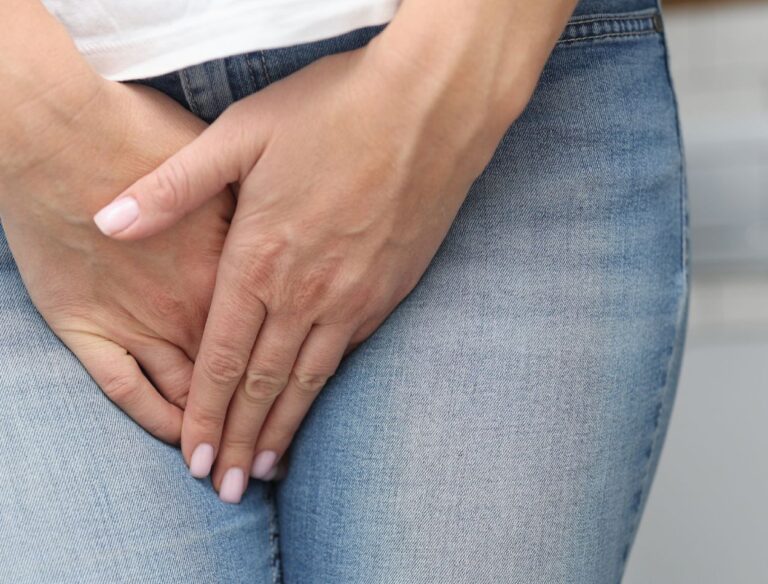 Conheça atividades físicas para tratar incontinência urinária de maneira segura 6 mulher com incontinência urinária.