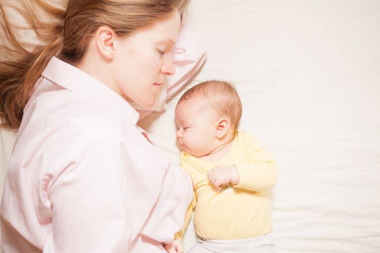 co-sleeping de mãe com bebe na cama