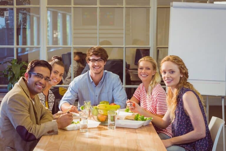 Comer bebendo água faz mal? Engorda mais? Descubra os efeitos desse hábito 8 comer bebendo água no almoço