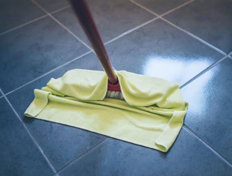 5 erros comuns ao manusear os panos de chão de casa 3 Erros com panos de chão.