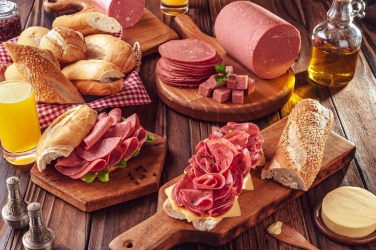 Mortadela, presunto e salame são low carb? Saiba o que impede os bons resultados na dieta 4 Mortadela, presunto e salame são low carb? Saiba mais e pare de cometer erros que impedem os bons resultados