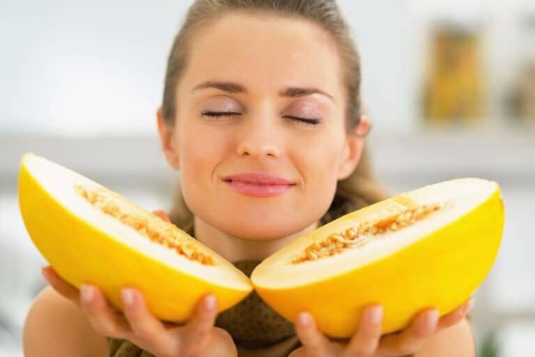Melão é low carb? Confira os principais benefícios do consumo diário da fruta 6 melão é low carb mulher segurando a fruta